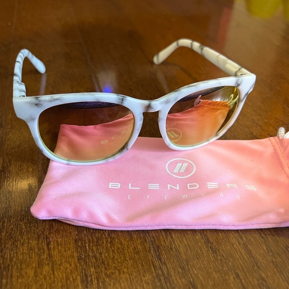 Accessories Blenders H Series Alumni Queen Sunglasses Poshmark